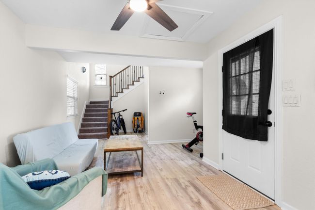 living area in guest house | Image 30