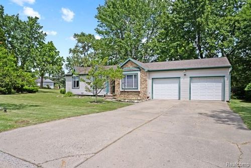 6011 Stockbridge Commons Trl, Grand Blanc, MI, 48439-9136 | Card Image