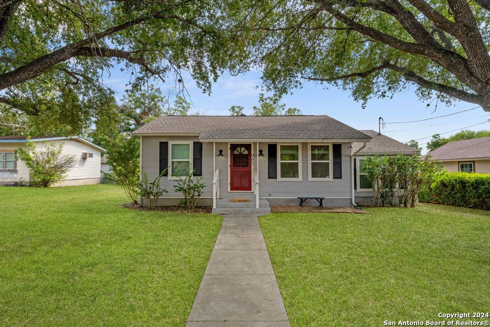 Walnut St, Seguin, TX 78155