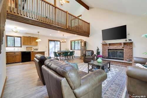 137 Clover Ln, East Stroudsburg, PA, 18301-7332 | Card Image