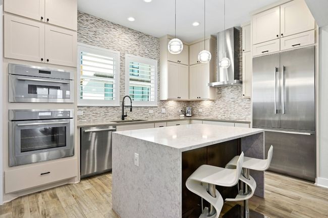 Spacious island in kitchen offers ample room to display a beautiful appetizer spread or to enjoy your morning coffee. | Image 6