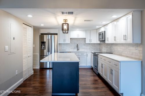 1911 Cherokee Bluff Dr, Knoxville, TN, 37920-2253 | Card Image