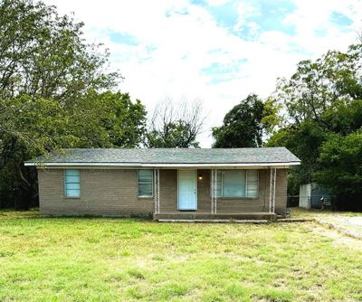 Ranch-style house with a front yard | Image 1