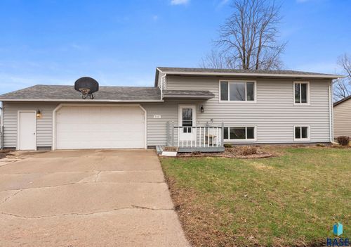 700 S Nicholas Ave, Brandon, SD, 57005-1765 | Card Image