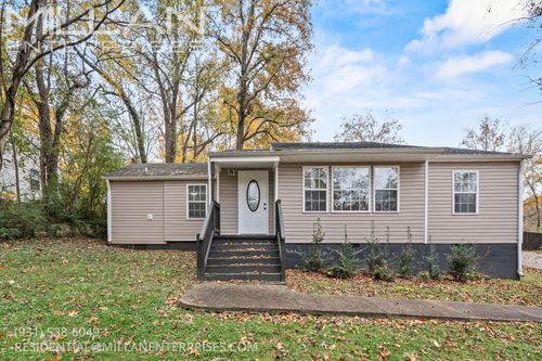 702 Woodlawn Dr, Clarksville, TN, 37040-4241 | Card Image