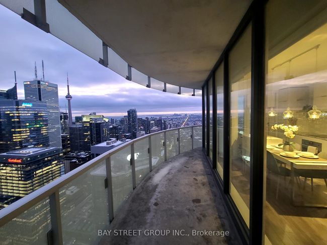 5709 - 197 Yonge St, Condo with 3 bedrooms, 2 bathrooms and 1 parking in Toronto ON | Image 8