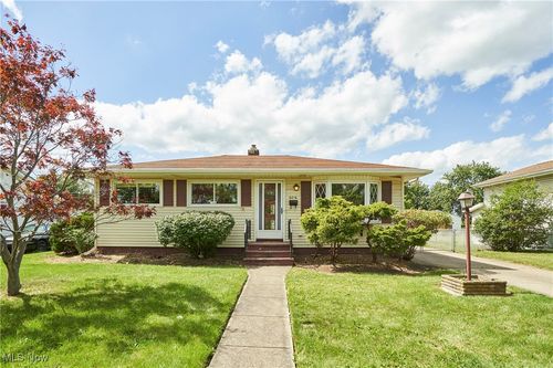 6016 Slater Dr, Brook Park, OH, 44142-2150 | Card Image