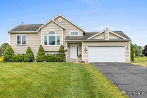 4233 Ives Farm Ln Ne, Cedar Springs, MI, 49319-7936 | Card Image