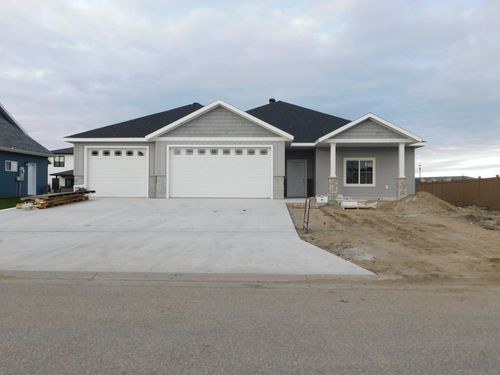 4203 Pine Pkwy S, Fargo, ND, 58104-8572 | Card Image