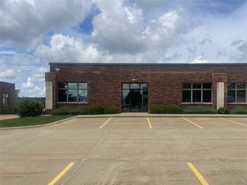 800 N Compton Dr, Hiawatha, IA, 52233-2215 | Card Image
