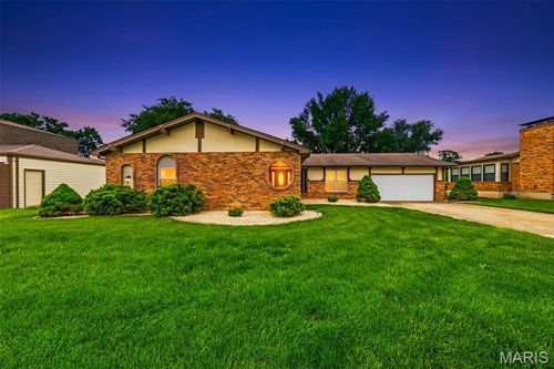 8 Lake Hill Dr, Saint Peters, MO, 63376-3250 | Card Image