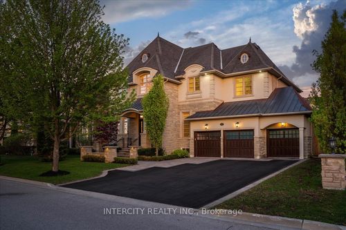 233 Carisbrooke Circle, Aurora, ON, L4G0K4 | Card Image