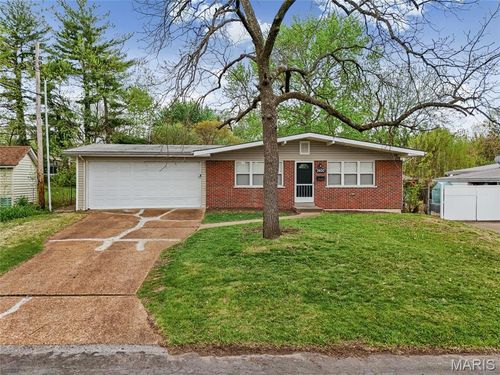 2400 Bluegrass Ln, Florissant, MO, 63033-3504 | Card Image