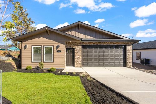 137 Se 16th St, Madras, OR, 97741-2031 | Card Image