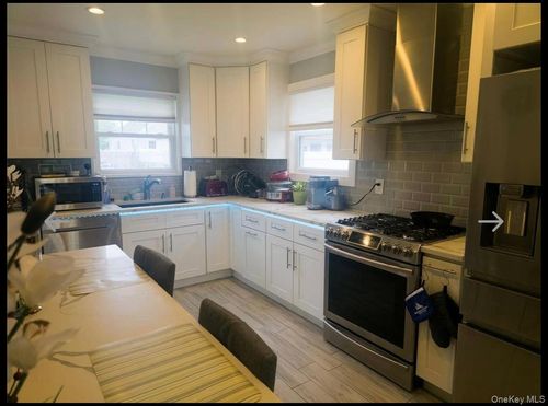 131 E Alhambra Ave, Lindenhurst, NY, 11757-6503 | Card Image