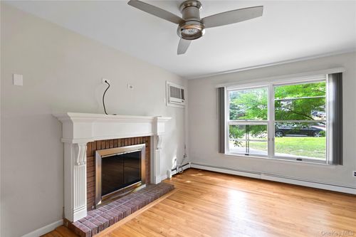 338 Old Town Rd, East Setauket, NY, 11733-3452 | Card Image