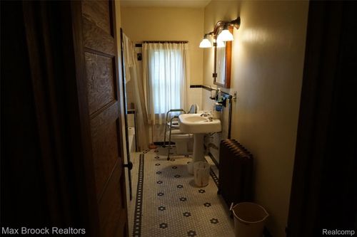 24 Ridge Rd, Pleasant Ridge, MI, 48069-1118 | Card Image