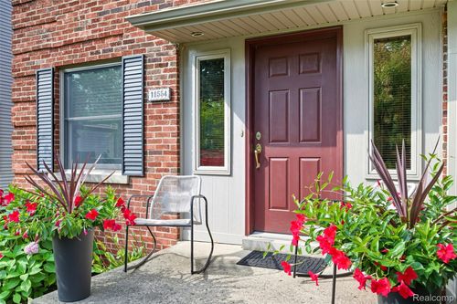 10554 Nadine Ave, Huntington Woods, MI, 48070-1558 | Card Image