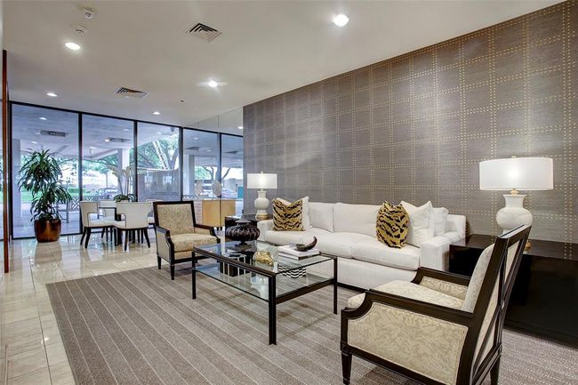 For the comfort and convenience of your guests, the building offers a dedicated concierge service and an elegant lobby reception area. | Image 31