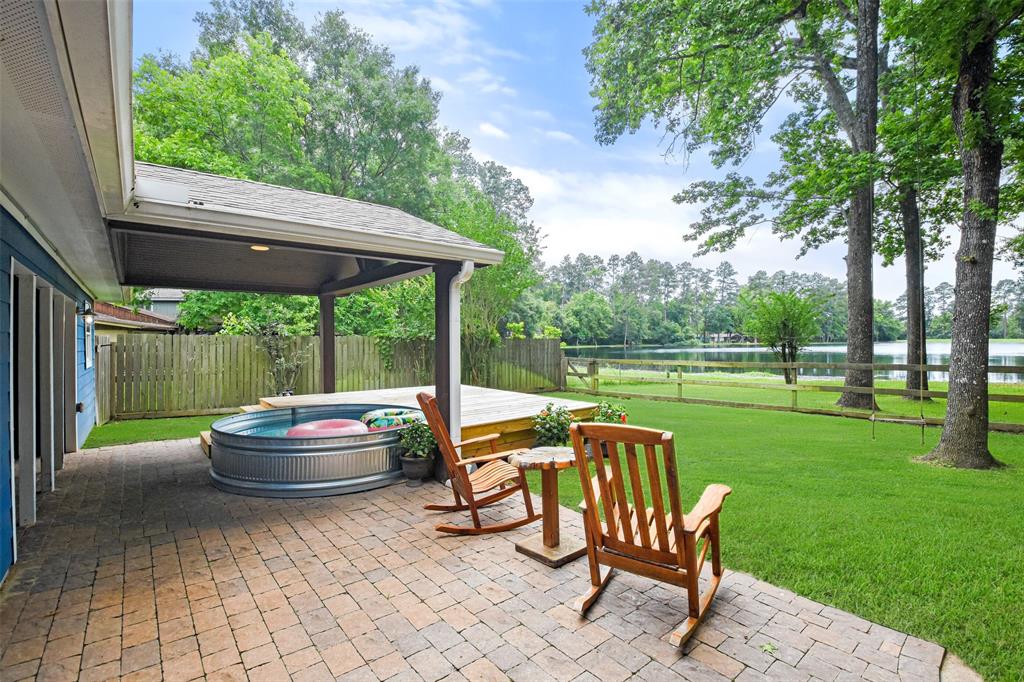 Crescent Dr, Montgomery, TX 77316