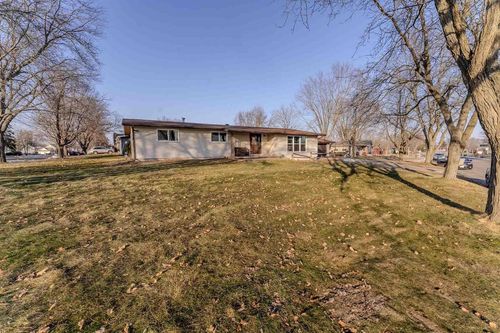 1615 Lakeview Dr, TOMAH, WI, 54660-1013 | Card Image