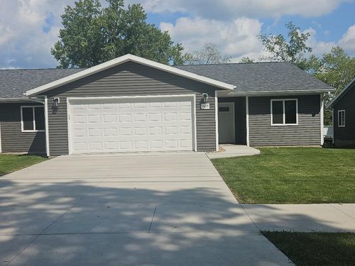 1411 13th St, Belle Plaine, IA, 52208 | Card Image