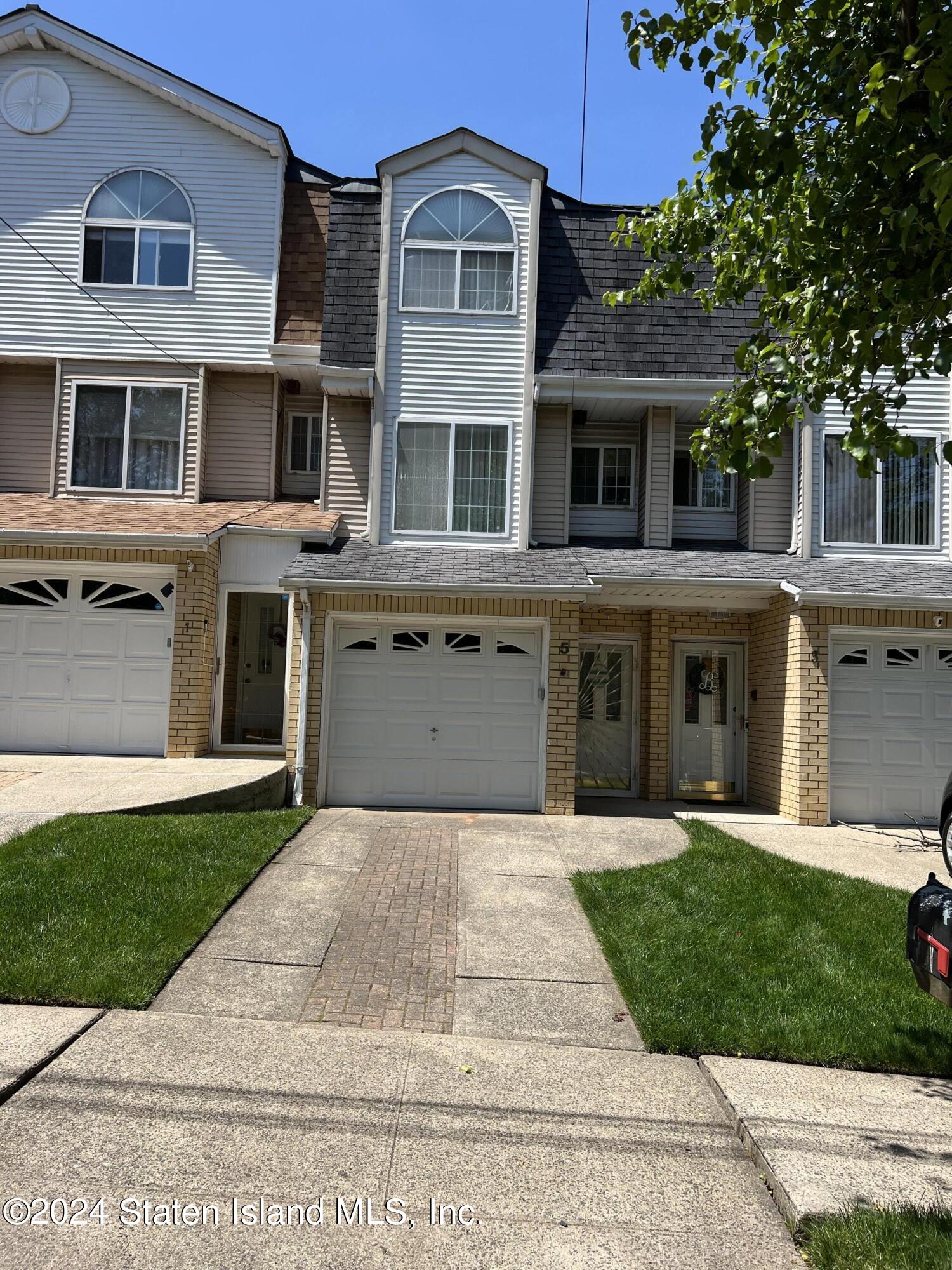 Elkhart St, Staten Island, NY 10308