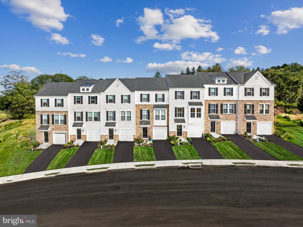 Clayton Ave, Coopersburg, PA 18036