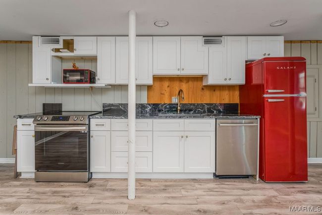 Built-in full stove, dishwasher and double sink | Image 65