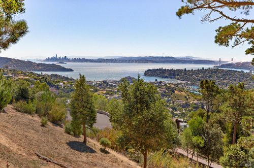 107 Mount Tiburon Rd, Tiburon, CA, 94920-1513 | Card Image