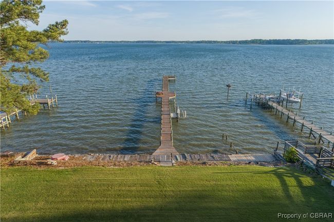 335 Berryville Shores Dr, House other with 3 bedrooms, 2 bathrooms and null parking in Deltaville VA | Image 10