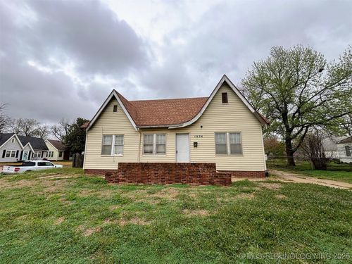 1924 W Owen K Garriott Rd, Enid, OK, 73703-5527 | Card Image