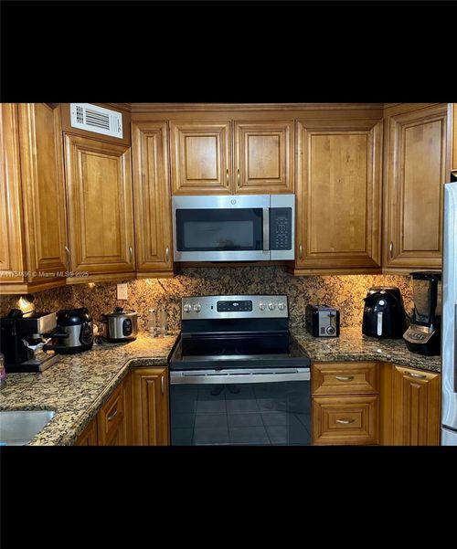 8-10249 Nw 9th Street Cir, Miami, FL, 33172-6639 | Card Image