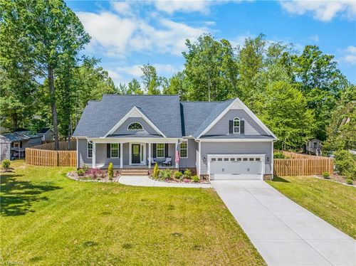 1401 Ashland Dr, Reidsville, NC, 27320-7112 | Card Image