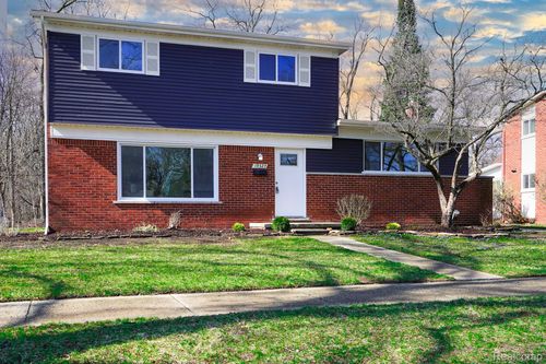 19327 Hardy St, Livonia, MI, 48152-1519 | Card Image