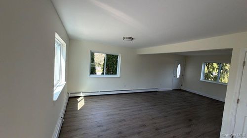 7 Roan Ln, Riverhead, NY, 11901-6627 | Card Image