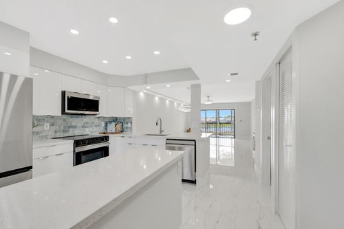202-7240 Huntington Ln, Delray Beach, FL, 33446-2911 | Card Image