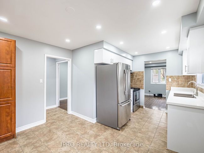 7458 Catalpa Rd, House attached with 6 bedrooms, 3 bathrooms and 4 parking in Mississauga ON | Image 10
