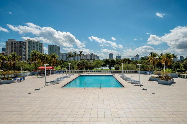 1003 - 3675 N Country Club Dr, Condo with 2 bedrooms, 2 bathrooms and null parking in Aventura FL | Image 11