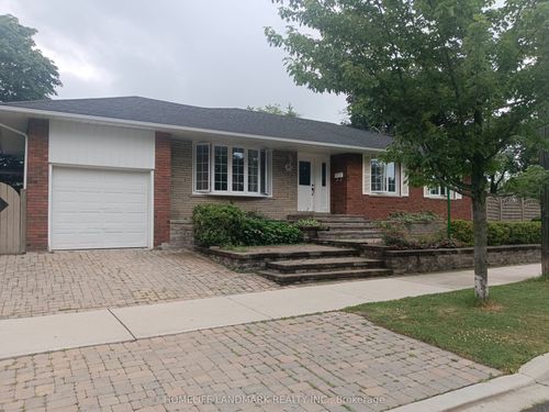40 Carsbrooke Rd, Etobicoke, ON, M9C3C1 | Card Image