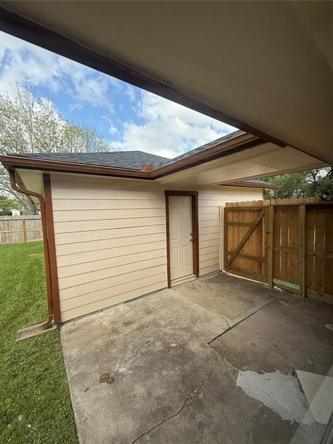 Covered walkway be | Image 23