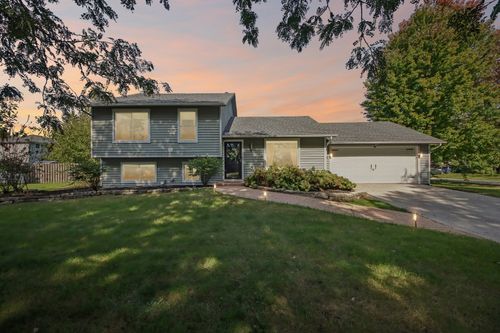 30W736 Whispering Winds Dr, Naperville, IL, 60563-1057 | Card Image