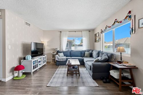 28016 Robin Ave, Santa Clarita, CA, 91350-2042 | Card Image