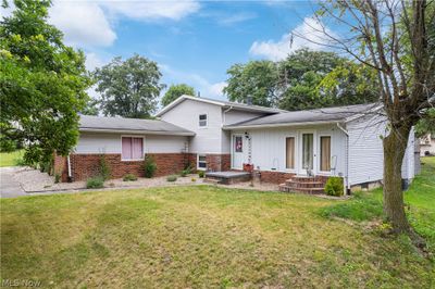 View of front facade featuring a front yard | Image 1