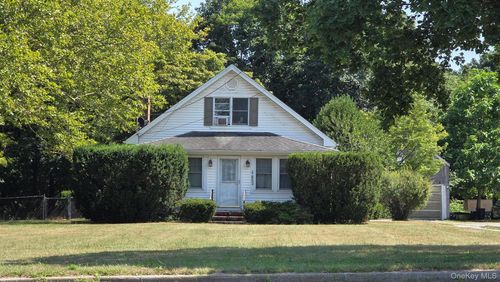 653 Main Rd, Riverhead, NY, 11901-1966 | Card Image