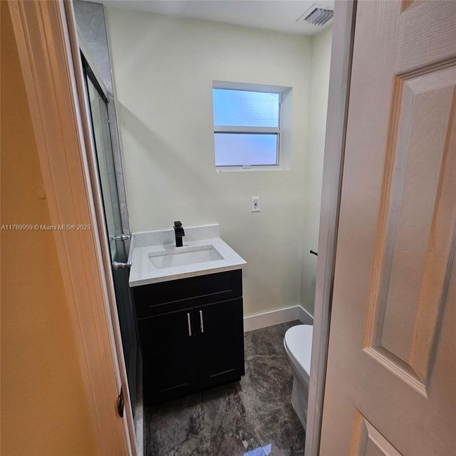 1425 Sw 33 Rd Ct, House other with 2 bedrooms, 2 bathrooms and null parking in Fort Lauderdale FL | Image 8