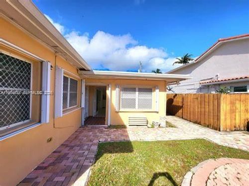 back-215 S 12th Ave, Hollywood, FL, 33019-1505 | Card Image