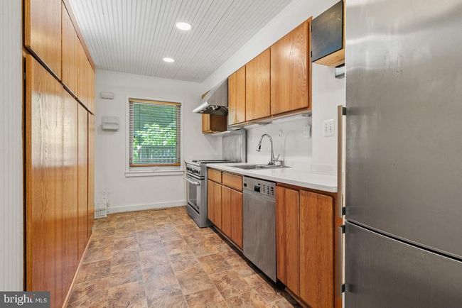 11493 Waterview Cluster, Townhouse with 3 bedrooms, 2 bathrooms and null parking in RESTON VA | Image 4