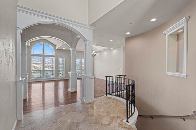 Interior and stairs | Image 5