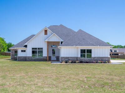 Modern farmhouse featuring a front yard | Image 1